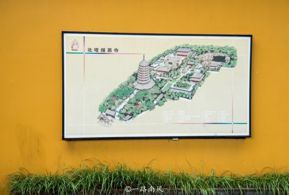 北寺塔是苏州古城的制高点,塔内设有木梯方便游客拾阶而上.