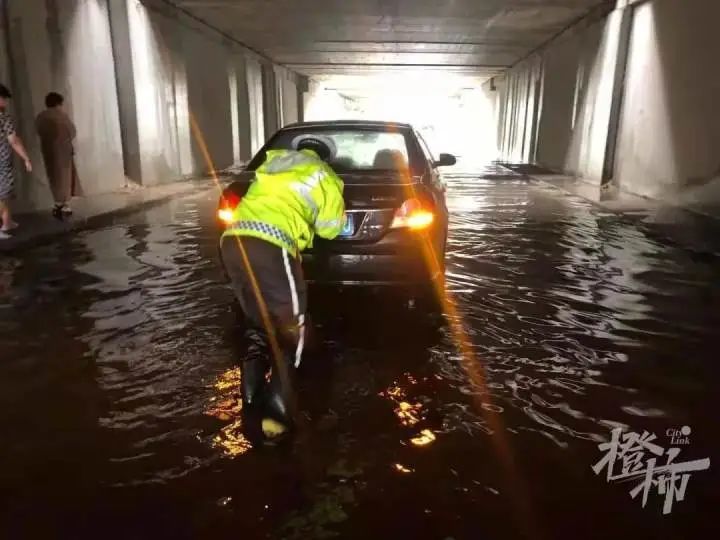 "绍兴柯桥洪水冲下多辆汽车挤在巷中"?假的!