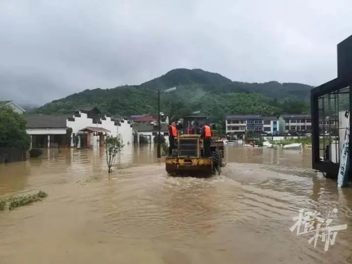 "绍兴柯桥洪水冲下多辆汽车挤在巷中"?假的!