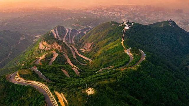 拾級而上,或乘坐驪山索道纜車登山至烽火臺.