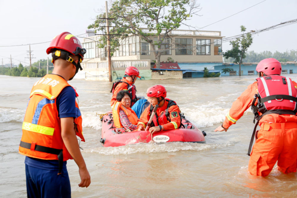 江苏消防第二批救援力量奔赴河南新乡抢险救灾