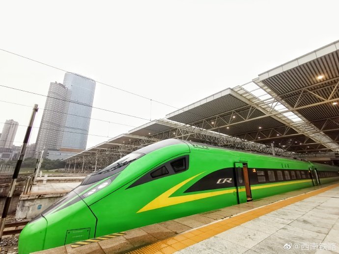 渝怀铁路首次开行动车组列车