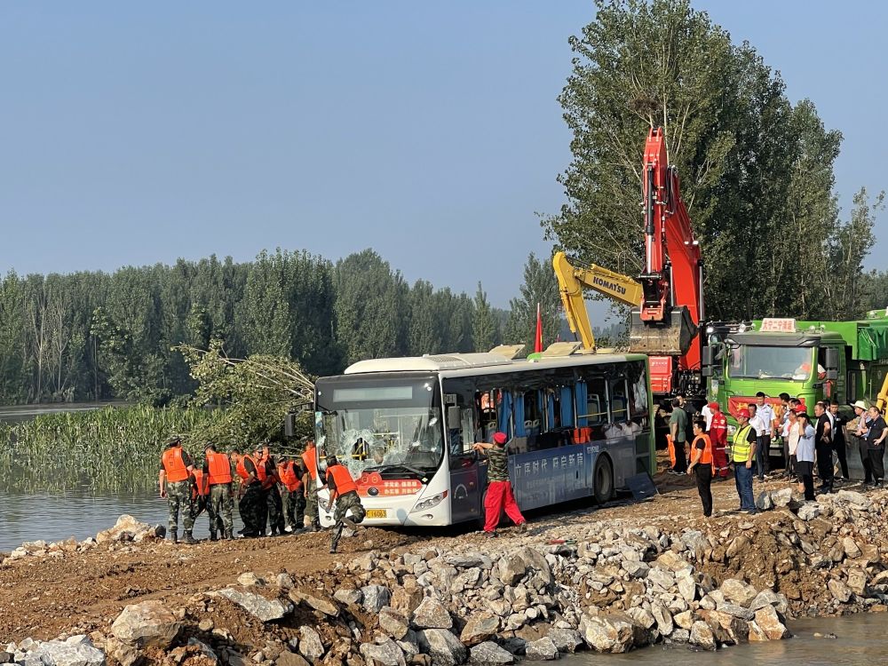 鹤壁浚县彭村卫河决口又投入3辆卡车1辆公交合龙进入最后阶段