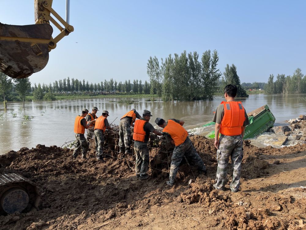 鹤壁浚县彭村卫河决口又投入3辆卡车1辆公交合龙进入最后阶段