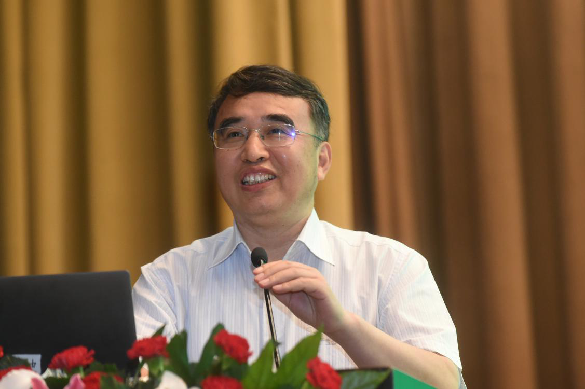 北京中医药大学东方医院副院长胡凯文在论坛上发言活动同期还举办了"