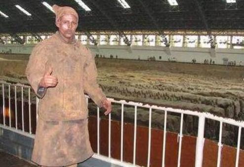 女游客参观兵马俑发现其中一个十分诡异再三衡量后选择报警