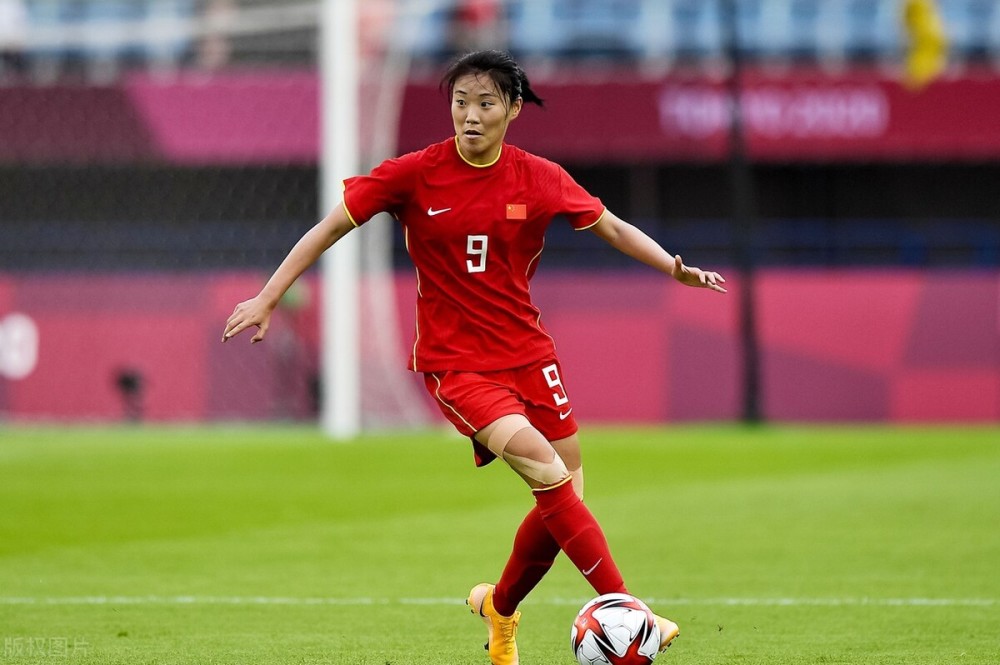 杨曼在对阵赞比亚女足的比赛中获得了首发机会,作为支点中锋的战术