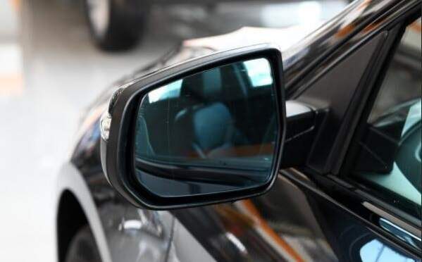 廉价的B级车，2.0T配9AT，带自动头灯，空间超迈腾