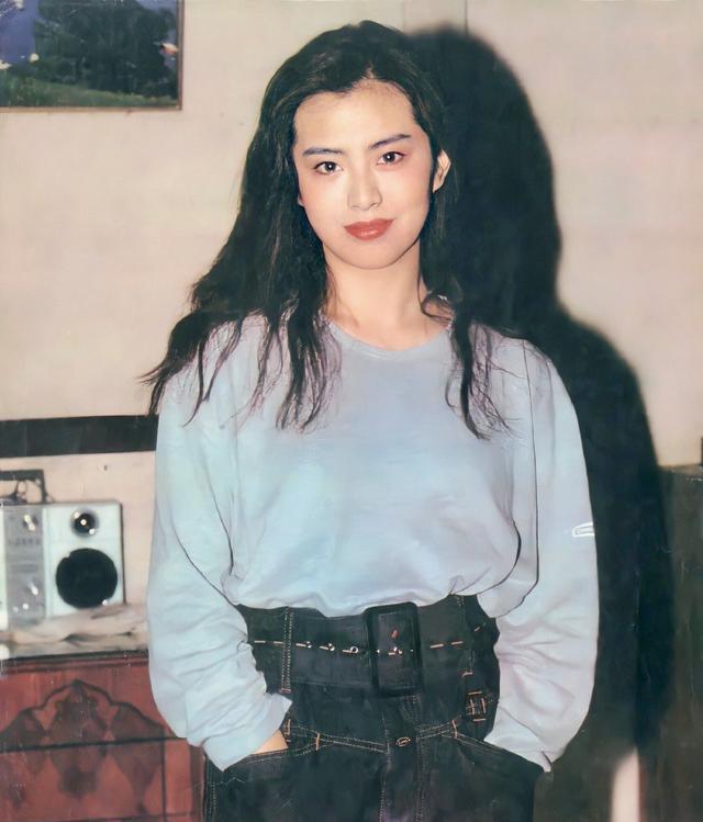 53岁王祖贤晒近照,素颜大方出镜皮肤白如雪,美貌气质不减当年