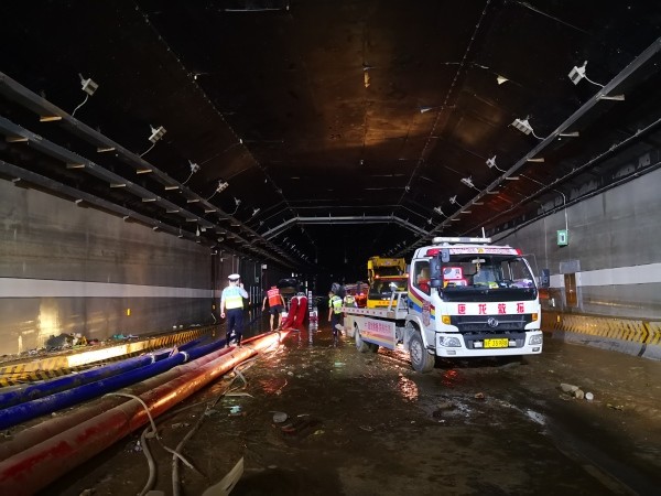 直擊京廣隧道救援|抽排水作業徹夜不停 一出口坡底堆積車輛基本清空