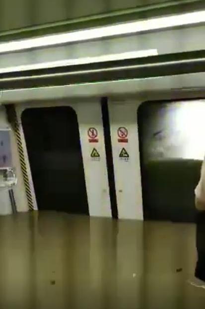 郑州地铁5号线遇难者丈夫发声怕见妻子最后一眼不敢面对女儿