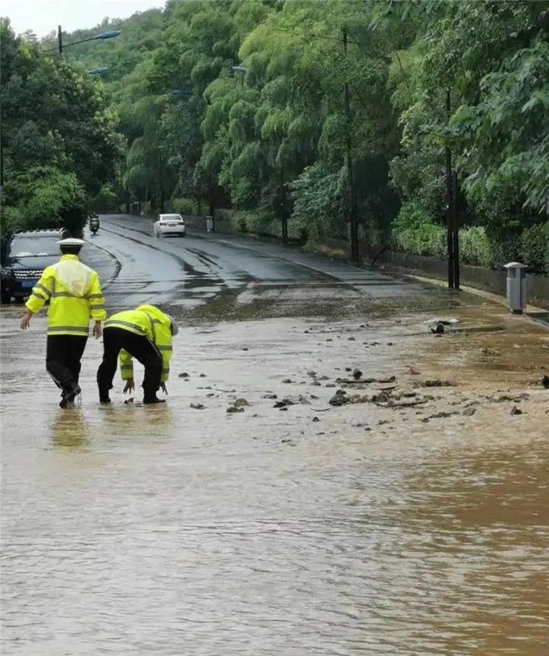 夏履镇联华村村边溪流过急,导致外溢到附近村民家门口和边上道路,村