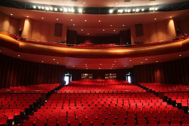 由于演出取消需退票的观众,杭州大剧院将会统一办理退款退票;关于延期