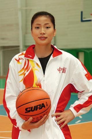 嫁给身高2米26体重达400斤的姚明叶莉压力大并不轻松