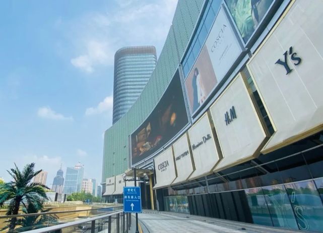 比较知名的包括正大广场,国金中心商场,第一八佰伴,另有览海国际广场