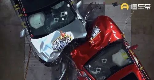 有趣分享：比亚迪汉高速对撞极狐阿尔法S，2天后，你们猜哪台车起火了？