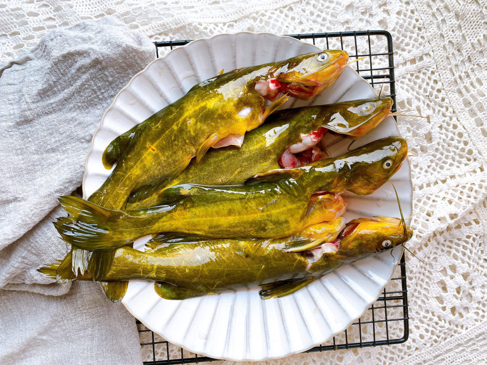 2,除了黄刺鱼,还有配料白辣椒,大蒜和生姜,大蒜和生姜是为了去腥增加