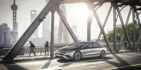 奔驰加速电动化转型！未来8年投资3000亿，还将建设8座电芯工厂