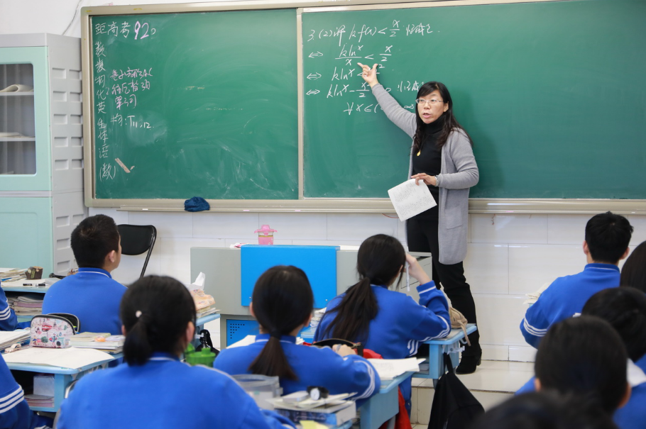 铁饭碗也舍得"扔"?多名在编教师辞职,原因让人感到无奈