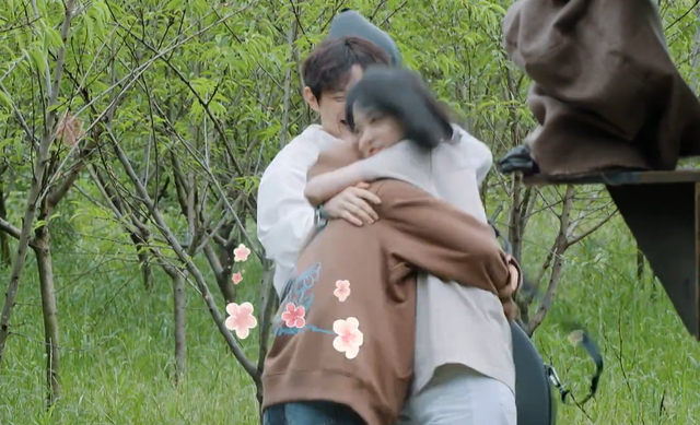 欧阳娜娜穿短袖来蘑菇屋,和张子枫拥抱彰显姐妹情,穿何炅的外套_腾讯