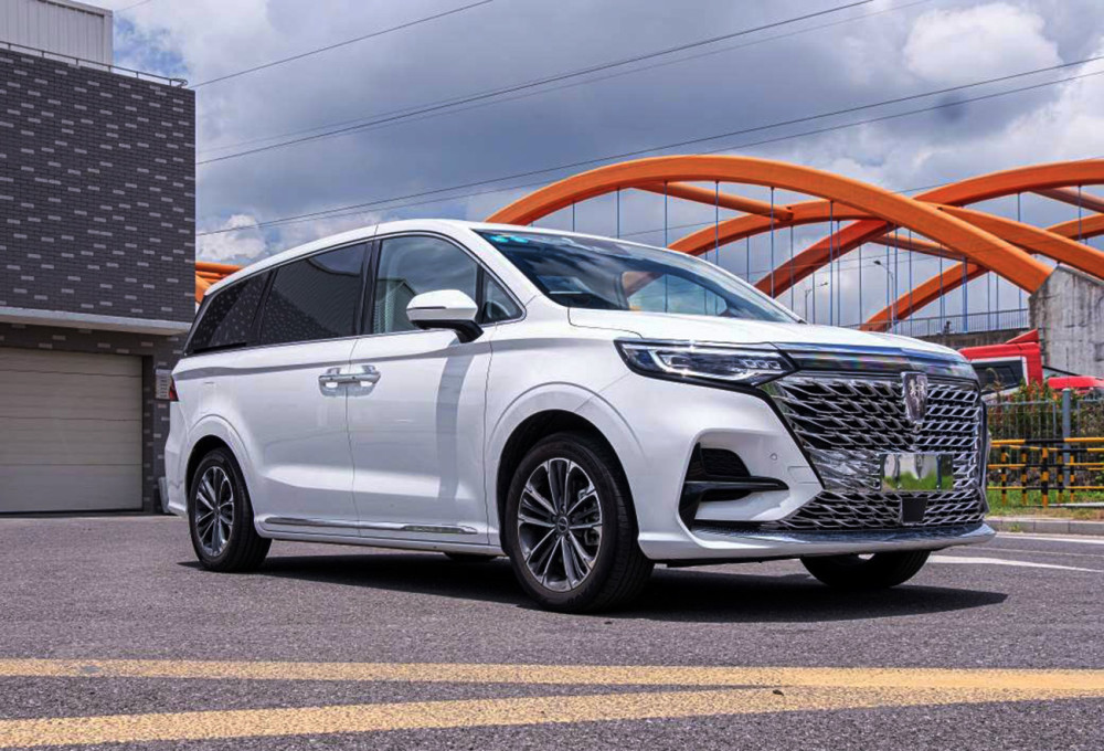 新款荣威iMAX8实车曝光，外观很霸气，换镀铬格栅，增后排小桌板