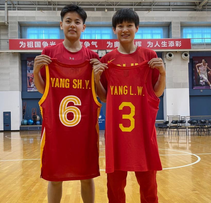 比妹妹大7岁的杨力维出生云南昆明,小学时候被家里送到了广东进行专业