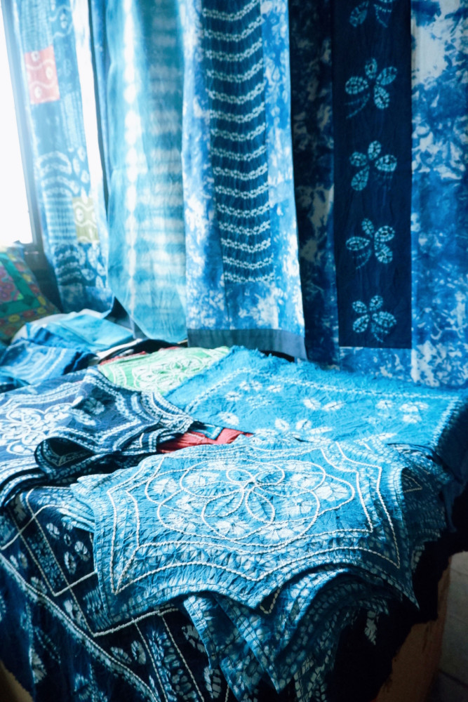 走进大理白族百年扎染世家,蓝色花布竟然是用板蓝根上色的