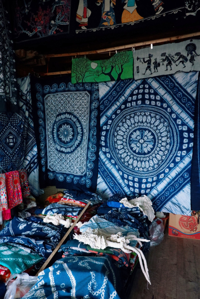 走进大理白族百年扎染世家,蓝色花布竟然是用板蓝根上色的_腾讯新闻