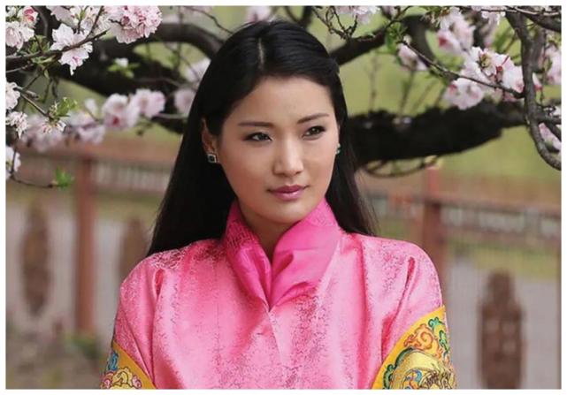 29岁不丹佩玛王后怀2胎变小女人,吐舌头,手扶着孕肚还牵着国王