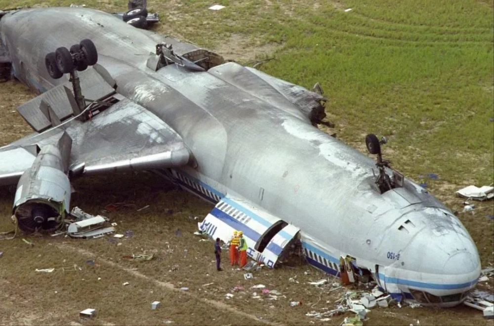 1999年8月22日,中华航空ci642号班机(机型md-11)在台风影响之下的恶劣