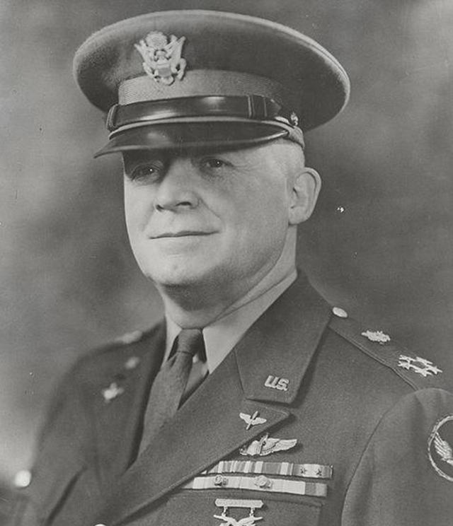 1937年2月,刚刚走出大学校门的蒂贝茨,就义无反顾地加入了美国陆军