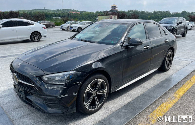 奔驰国产全新C级街拍，尺寸超宝马3系，内饰堪称小S级，9月上市