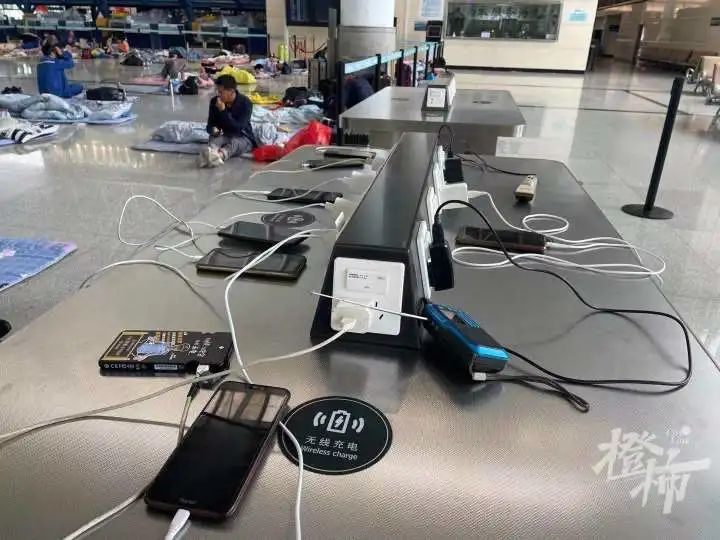 萧山国际机场航站楼首次成避险点住进11000多人最抢手的是充电插座