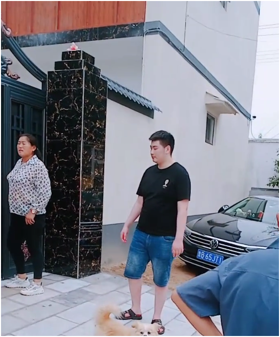 大衣哥新豪宅竣工,两层洋房装饰豪华,红木家具上万元大门显奢侈