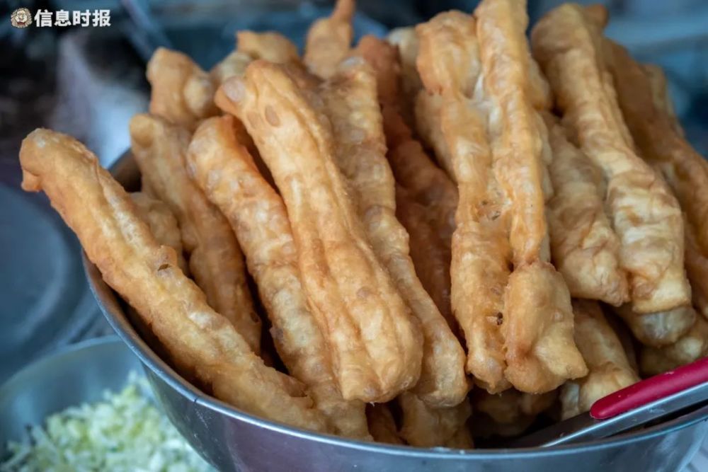 用面捏成形如秦桧王氏搅在一起放入油锅炸,称之为油炸桧为发泄心中