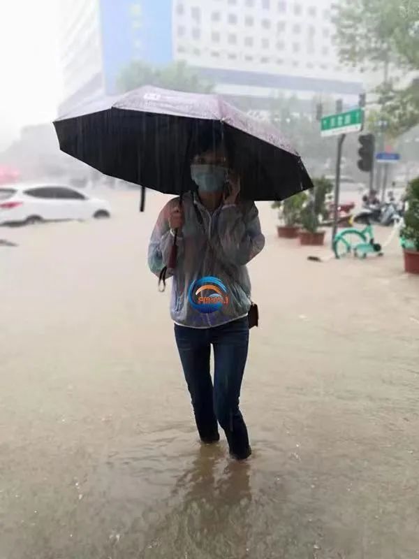 暴雨女记者图片