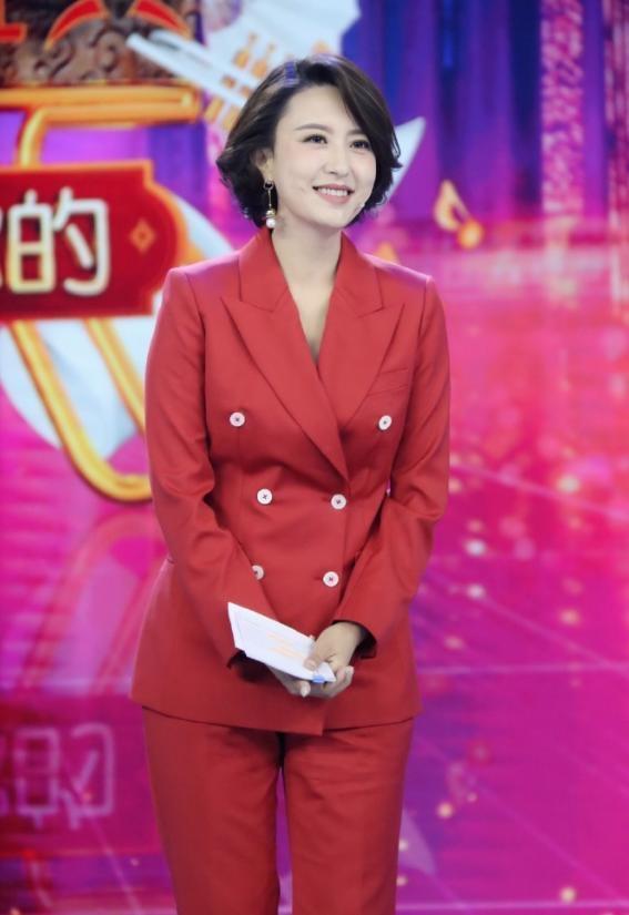 著名主持人张蕾魅力全开穿红色丝绒的西装连体裤气场满分真美