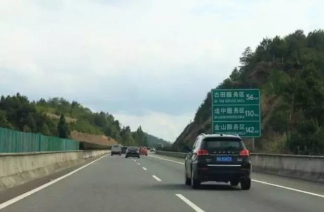 高速上开车用“S”挡还是“D”挡？