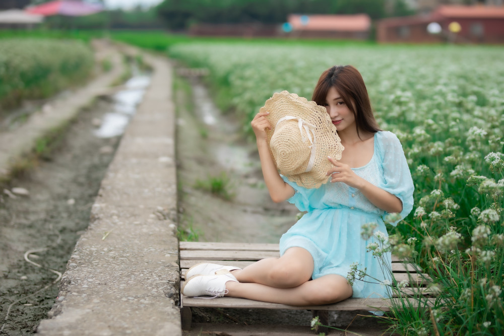 衣服穿对了才是经典,深邃脱俗的淡雅连衣裙,优雅气质不凡_腾讯新闻