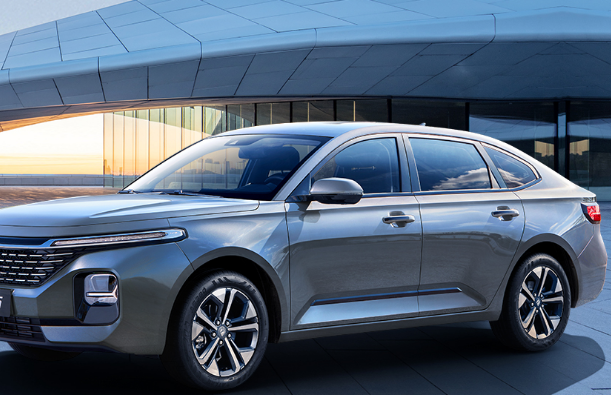 又一家轿“搅局者”，轴距2米7，标配倒车影像，已降至4.48万完胜帝豪