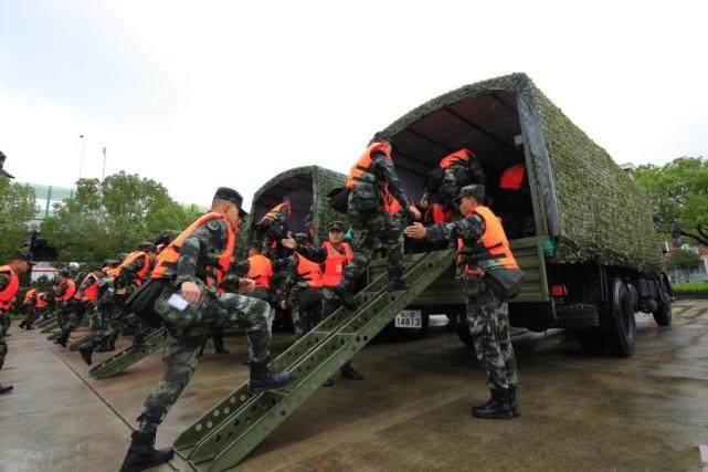 上海武警严阵以待迎战"烟花"