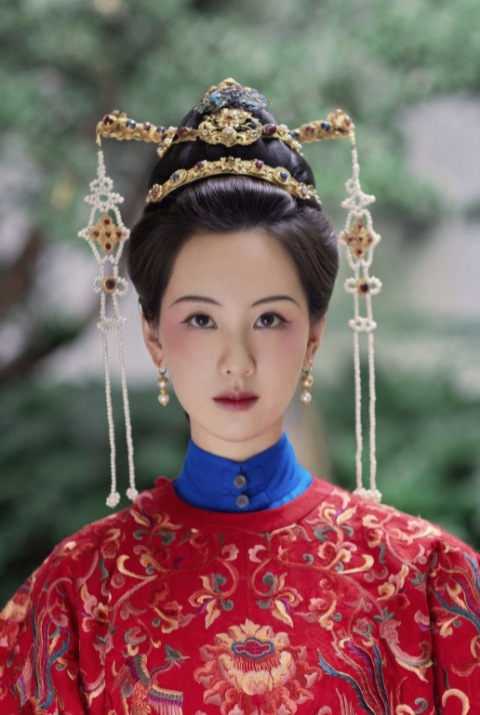 陈都灵晒古装凤冠霞帔婚服造型网友隔着屏幕我都想跟你结婚了