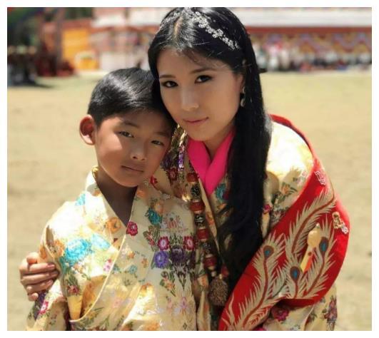 不丹老国王娶4个亲姐妹个个肤白貌美生下5个女儿比花还娇艳