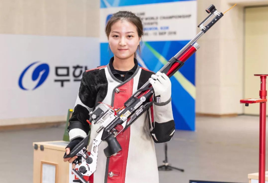 在国家射击队去年6月队内考核赛女子50米步枪三姿比赛中,史梦瑶以465