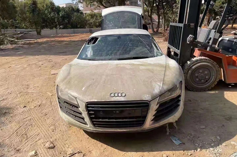 小伙花20万买辆奥迪R8，开叉车运回，动力小瑕疵，整备后焕然一新