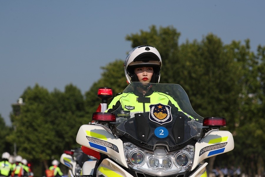 英姿飒爽西安公安交警女子铁骑亮相古城