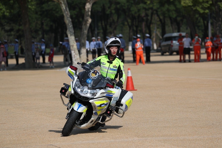 英姿飒爽西安公安交警女子铁骑亮相古城