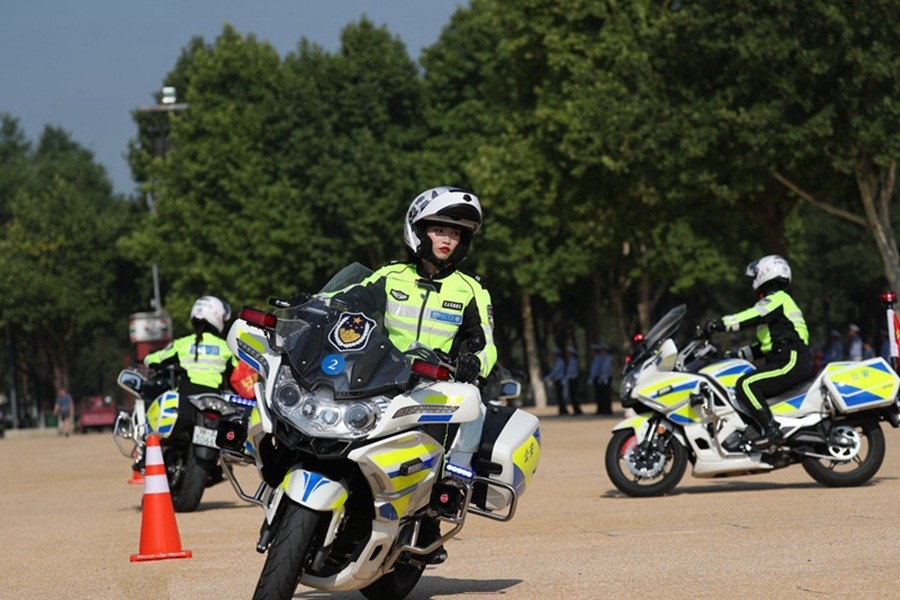 英姿飒爽西安公安交警女子铁骑亮相古城