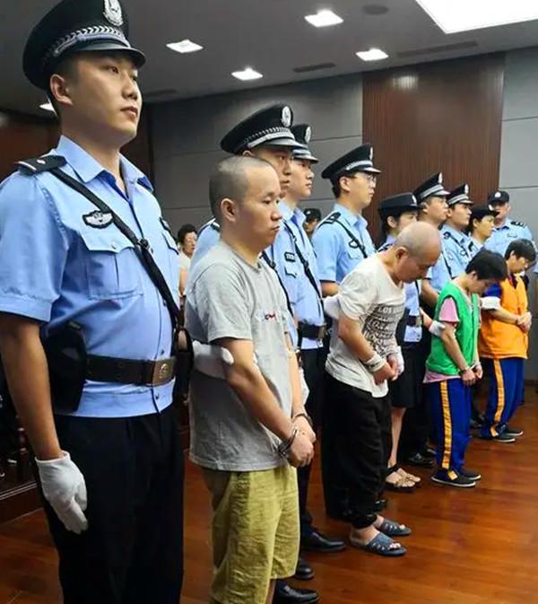 历时六个小时,一家四口被灭门.
