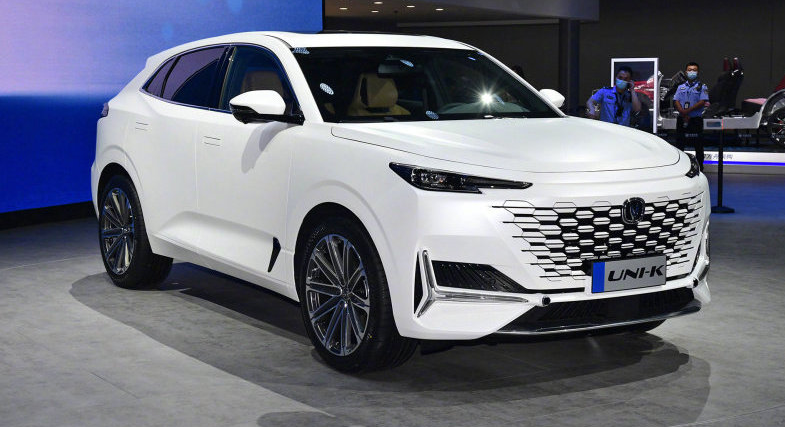 动作迅速，长安全新轿车谍照曝光